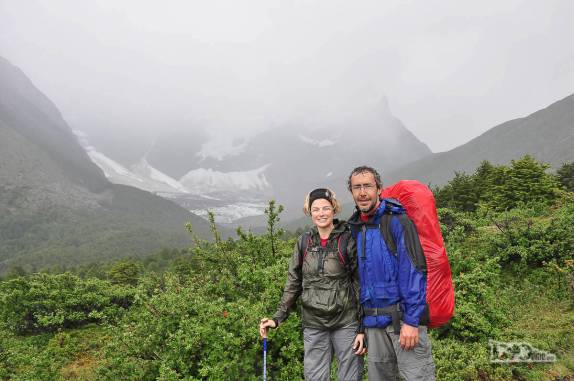 Caminhando preparados para enfrentar a chuva no 2o dia do W, região de Los Cuernos, no parque nacional Torres del Paine, no sul do Chile